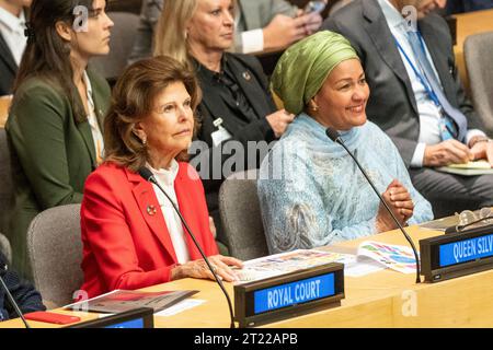 La reine Sylvia de Suède et Amina Mohammed participent à l’événement placer la protection de l’enfance au cœur des voyages et du tourisme durables au Siège de l’ONU à New York le 16 octobre 2023 Banque D'Images