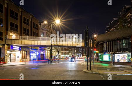 Vue au crépuscule de Barbican dans la ville de Londres, Angleterre Banque D'Images