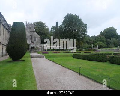 Vue sur le jardin et l'église du manoir Lanhydrock en Cornouailles en Angleterre Banque D'Images