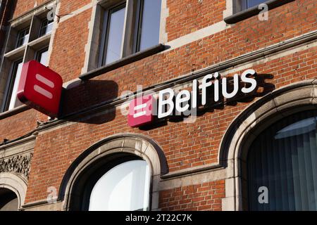 DENDERMONDE, BELGIQUE, 7 OCTOBRE 2023 : vue extérieure d'un bureau Belfius Bank and Insurance en Flandre. Belfius fournit des services financiers et était pu Banque D'Images