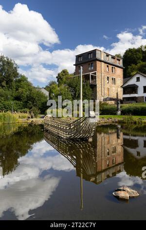 LA ROCHE-en-ARDENNE, BELGIQUE, 15 AOÛT 2023 : vue sur le Parc de Rompré (parc public) et l'une de ses nombreuses sculptures. La Roche est un dest touristique populaire Banque D'Images