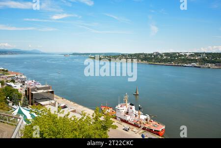 QUÉBEC, CANADA - 20 AOÛT 2014 : bateau rouge de pêche vue d'en haut sur un fleuve Saint-Laurent Banque D'Images