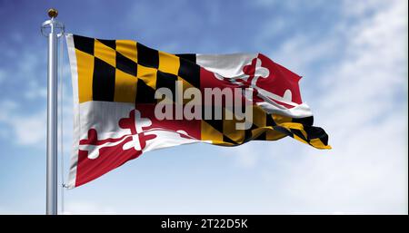 Drapeau de l'État du Maryland brandissant par temps clair. Quatre quadrants aux couleurs des familles Calvert et Crossland. rendu d'illustration 3d. Flottement fa Banque D'Images