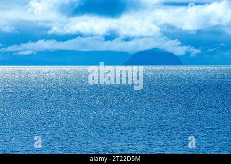 L'île d'Ailsa Craig photographiée avec un téléobjectif à plus de 20 miles de la péninsule de Kintyre, en Écosse, Royaume-Uni Banque D'Images