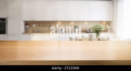 plateau en bois brun vide pour l'affichage du produit sur fond intérieur de cuisine moderne blanche floue. bannière avec espace de copie Banque D'Images