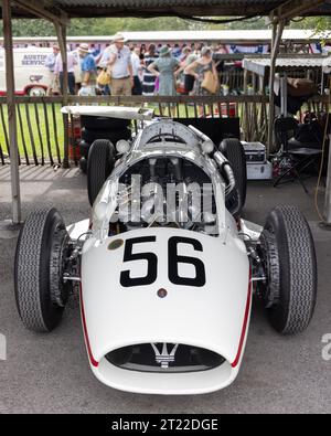 Une Maserati 250F Formule 1 de 1956 dans les stands du Goodwood Revival de 2023 Banque D'Images