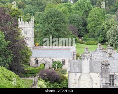 Vue sur le jardin et l'église du manoir Lanhydrock en Cornouailles en Angleterre Banque D'Images