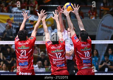 Jesi, Italie. 15 octobre 2023. Pointe de Rok Mozic ( Rana Verona ). Lors de la finale 1e/2e place - Cucine Lube Civitanova vs Rana Verona, Test Match de volleyball à Jesi, Italie, octobre 15 2023 crédit : Agence photo indépendante/Alamy Live News Banque D'Images