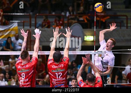 Jesi, Italie. 15 octobre 2023. Pointe de Rok Mozic ( Rana Verona ). Lors de la finale 1e/2e place - Cucine Lube Civitanova vs Rana Verona, Test Match de volleyball à Jesi, Italie, octobre 15 2023 crédit : Agence photo indépendante/Alamy Live News Banque D'Images