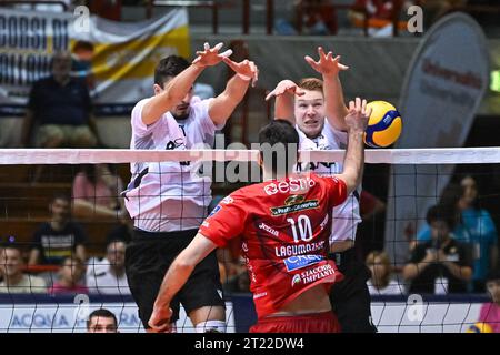 Jesi, Italie. 15 octobre 2023. Attaque d'Adis Lagumdzija lors de la finale 1e/2e place - Cucine Lube Civitanova vs Rana Verona, Test Match de volleyball à Jesi, Italie, octobre 15 2023 crédit : Agence photo indépendante/Alamy Live News Banque D'Images