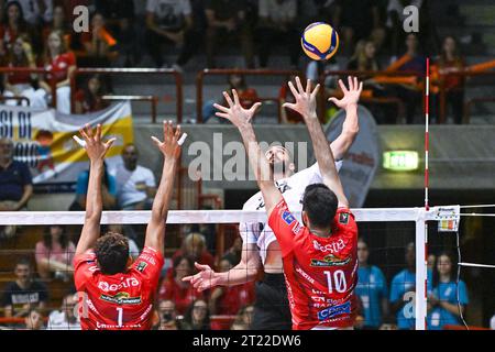 Jesi, Italie. 15 octobre 2023. Attaque de Rana Verona. Lors de la finale 1e/2e place - Cucine Lube Civitanova vs Rana Verona, Test Match de volleyball à Jesi, Italie, octobre 15 2023 crédit : Agence photo indépendante/Alamy Live News Banque D'Images