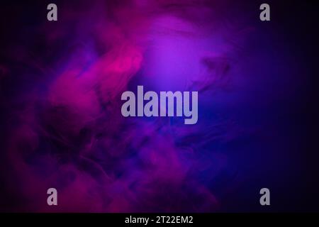Fumée rouge sur fond bleu. Texture mystique dans les couleurs néon Banque D'Images