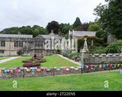 Vue sur le jardin et l'église du manoir Lanhydrock en Cornouailles en Angleterre Banque D'Images