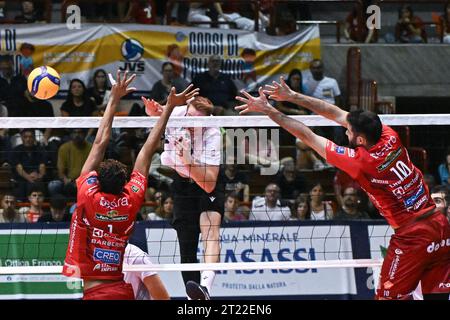 Jesi, Italie. 15 octobre 2023. Pointe de Rok Mozic ( Rana Verona ). Lors de la finale 1e/2e place - Cucine Lube Civitanova vs Rana Verona, Test Match de volleyball à Jesi, Italie, octobre 15 2023 crédit : Agence photo indépendante/Alamy Live News Banque D'Images