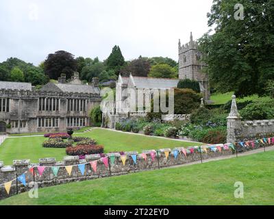 Vue sur le jardin et l'église du manoir Lanhydrock en Cornouailles en Angleterre Banque D'Images