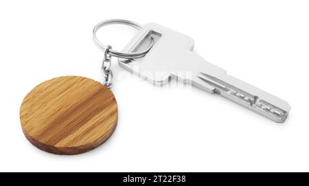 Clé avec porte-clés en bois en forme de visage souriant isolé sur blanc Banque D'Images