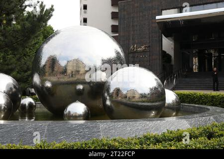 Truskavets, Ukraine - 22 juillet 2023 : belle fontaine sur la rue de la ville Banque D'Images