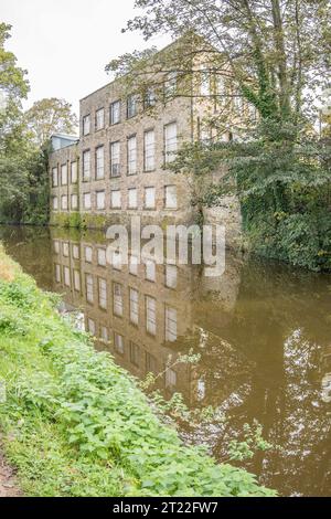 Bâtiment côté canal adossé au canal de Leeds et Liverpool à Skipton dans le North Yorkshire Banque D'Images