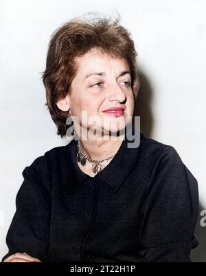 Betty Friedan (1921-2006), écrivaine féministe américaine et militante, portrait en demi-longueur, Fred Palumbo, New York World-Telegram et The Sun Newspaper Photograph Collection, 1960 Banque D'Images