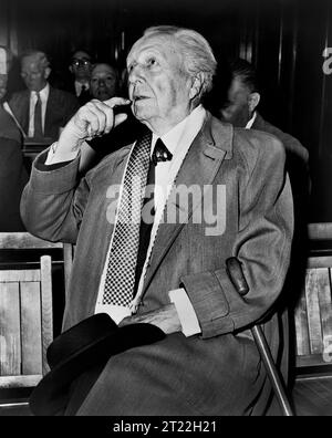 Frank Lloyd Wright (1867-1959), architecte, designer, écrivain et éducateur américain, portrait de trois quarts de longueur, Al Ravenna, New York World-Telegram et The Sun Newspaper Photograph Collection, 1956 Banque D'Images