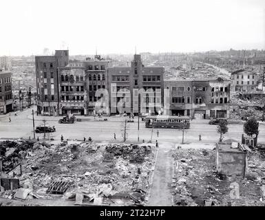 Zone bombardée près du palais impérial après les raids aériens de l'US Air Force, Tokyo, Japon, Stanley Troutman, ACME, New York World-Telegram et The Sun Newspaper Photography Collection, 1945 Banque D'Images