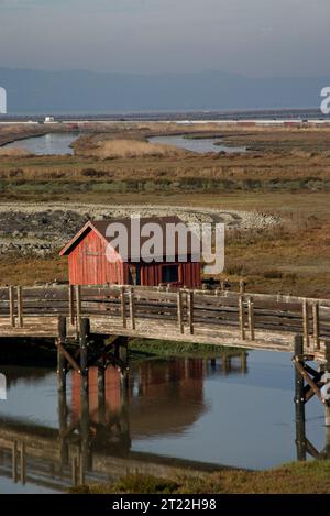 Image d'une maison de bateau sur le Don Edwards San Francisco National Wildlife refuge. Sujets : zones humides ; navigation de plaisance ; milieux estuariens ; refuges pour animaux sauvages. Localisation : Californie. Site du Fish and Wildlife Service : DON EDWARDS SAN FRANCISCO BAY NATIONAL WILDLIFE REFUGE. Banque D'Images