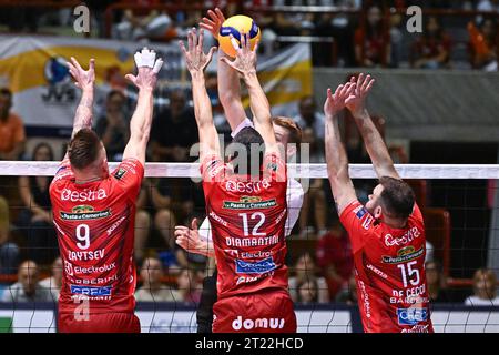 Jesi, Italie. 15 octobre 2023. Pointe de Rok Mozic ( Rana Verona ). Lors de la finale 1e/2e place - Cucine Lube Civitanova vs Rana Verona, Test Match de volleyball à Jesi, Italie, octobre 15 2023 crédit : Agence photo indépendante/Alamy Live News Banque D'Images