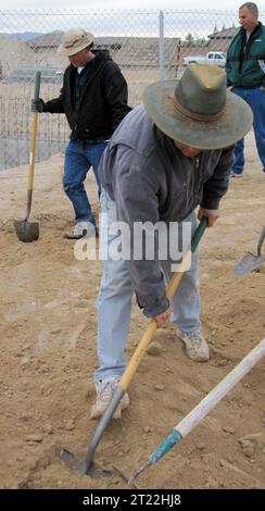 Construction de terriers artificiels à hibou en milieu urbain pour protéger la hibou des terriers de l'Ouest. Sujets : espèces préoccupantes ; fragmentation des habitats ; conservation des habitats ; milieux urbains ; déserts; oiseaux ; gestion de la faune. Localisation : Nevada. Banque D'Images