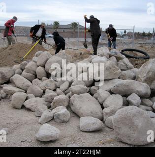 Vue du site de construction de terriers artificiels de hibou en milieu urbain pour protéger la hibou des terriers de l'Ouest. Sujets : espèces préoccupantes ; fragmentation des habitats ; conservation des habitats ; milieux urbains ; déserts; oiseaux ; gestion de la faune. Localisation : Nevada. Banque D'Images