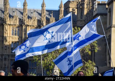 Londres, Royaume-Uni. 15 octobre 2023. Les Britanniques-Israéliens et leurs partisans organisent une veillée sur la place du Parlement pour les personnes enlevées et tuées par le Hamas, alors que la guerre Israël-Hamas s’intensifie. Banque D'Images