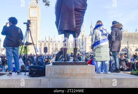 Londres, Royaume-Uni. 15 octobre 2023. Graffiti "Palestine libre" sur la statue du Mahatma Gandhi d'une manifestation précédente. Les Britanniques-Israéliens et leurs partisans ont tenu une veillée sur la place du Parlement pour les personnes enlevées et tuées par le Hamas, alors que la guerre Israël-Hamas s’intensifie. Banque D'Images