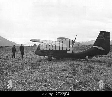 Les pilotes et agents Ralph Harris et Herman bain en patrouille avec l'avion Seabee NC 741. Matières : travail du Service ; aéronefs ; personnel ; ARLIS ; Alaska. Banque D'Images