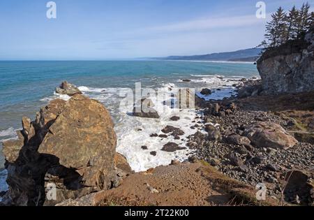 Rocky Shore sur la côte californienne au Sue-Meg State Park Banque D'Images