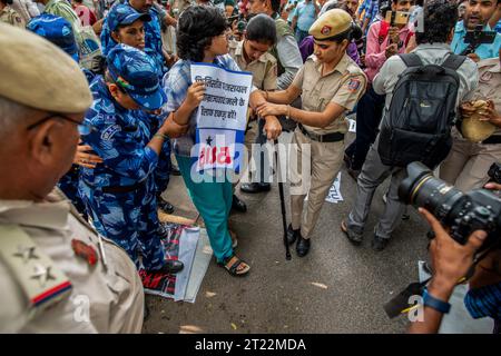 New Delhi, Inde. 16 octobre 2023. La police retient un manifestant des partis de gauche indiens lors d'une manifestation anti-israélienne à Jantar Mantar à New Delhi. Les manifestants se rassemblent à New Delhi, après les attaques terroristes du 7 octobre par le Hamas, ce qui a conduit Israël à imposer un blocus total sur la bande de Gaza et à exhorter les habitants de la partie nord de la région à se déplacer au sud des zones humides de Wadi Gaza. (Photo Pradeep Gaur/SOPA Images/Sipa USA) crédit : SIPA USA/Alamy Live News Banque D'Images