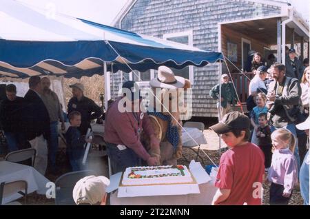 Créateur : Vandemoer, Charlie. Note descriptive : Tony Leger, chef du refuge pour la région du Nord-est coupe le gâteau d'anniversaire du centenaire avec Ted R. Bear à la célébration du 100 anniversaire du refuge System. (Événement le 16 mars 03) IMAGE ÉLECTRONIQUE SEULEMENT!. Sujets : événement spécial ; Centennial ; Trustom Pond National Wildlife refuge ; Rhode Island ; électronique. . 1998 - 2011. Banque D'Images