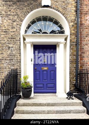 Une célèbre porte géorgienne peinte en violet foncé à Dublin, capitale de l'Irlande Banque D'Images