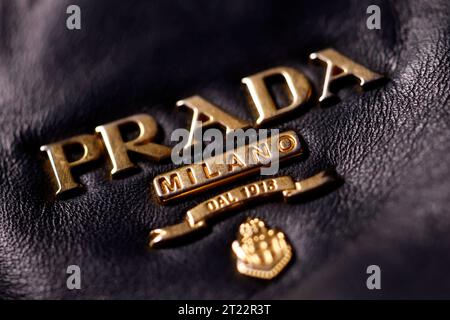 DAS logo der italienischen mode- und Lederwarenmarke Prada auf einer Prada-Ledertasche. Prada konnte vor kurzem einen prestigeträchtigen Deal einfädeln : Astronauten einer bevorstehenden NASA-Mission werden in Prada-Raumanzügen zum Mond aufbrechen. Themenbild, Symbolbild Köln, 16.10.2023 NRW Deutschland *** le logo de la marque italienne de mode et de maroquinerie Prada sur un sac en cuir Prada Prada a récemment réussi à conclure un contrat prestigieux les astronautes d'une prochaine mission de la NASA partiront pour la lune portant Prada Spacesuits image thématique, symbole image Cologne, 16 10 2023 NRW Allemagne Copyri Banque D'Images