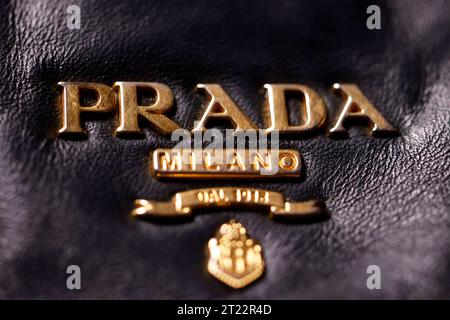 DAS logo der italienischen mode- und Lederwarenmarke Prada auf einer Prada-Ledertasche. Prada konnte vor kurzem einen prestigeträchtigen Deal einfädeln : Astronauten einer bevorstehenden NASA-Mission werden in Prada-Raumanzügen zum Mond aufbrechen. Themenbild, Symbolbild Köln, 16.10.2023 NRW Deutschland *** le logo de la marque italienne de mode et de maroquinerie Prada sur un sac en cuir Prada Prada a récemment réussi à conclure un contrat prestigieux les astronautes d'une prochaine mission de la NASA partiront pour la lune portant Prada Spacesuits image thématique, symbole image Cologne, 16 10 2023 NRW Allemagne Copyri Banque D'Images