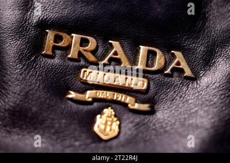 DAS logo der italienischen mode- und Lederwarenmarke Prada auf einer Prada-Ledertasche. Prada konnte vor kurzem einen prestigeträchtigen Deal einfädeln : Astronauten einer bevorstehenden NASA-Mission werden in Prada-Raumanzügen zum Mond aufbrechen. Themenbild, Symbolbild Köln, 16.10.2023 NRW Deutschland *** le logo de la marque italienne de mode et de maroquinerie Prada sur un sac en cuir Prada Prada a récemment réussi à conclure un contrat prestigieux les astronautes d'une prochaine mission de la NASA partiront pour la lune portant Prada Spacesuits image thématique, symbole image Cologne, 16 10 2023 NRW Allemagne Copyri Banque D'Images