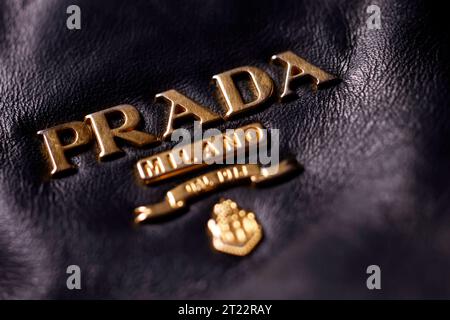 DAS logo der italienischen mode- und Lederwarenmarke Prada auf einer Prada-Ledertasche. Prada konnte vor kurzem einen prestigeträchtigen Deal einfädeln : Astronauten einer bevorstehenden NASA-Mission werden in Prada-Raumanzügen zum Mond aufbrechen. Themenbild, Symbolbild Köln, 16.10.2023 NRW Deutschland *** le logo de la marque italienne de mode et de maroquinerie Prada sur un sac en cuir Prada Prada a récemment réussi à conclure un contrat prestigieux les astronautes d'une prochaine mission de la NASA partiront pour la lune portant Prada Spacesuits image thématique, symbole image Cologne, 16 10 2023 NRW Allemagne Copyri Banque D'Images