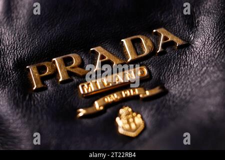 DAS logo der italienischen mode- und Lederwarenmarke Prada auf einer Prada-Ledertasche. Prada konnte vor kurzem einen prestigeträchtigen Deal einfädeln : Astronauten einer bevorstehenden NASA-Mission werden in Prada-Raumanzügen zum Mond aufbrechen. Themenbild, Symbolbild Köln, 16.10.2023 NRW Deutschland *** le logo de la marque italienne de mode et de maroquinerie Prada sur un sac en cuir Prada Prada a récemment réussi à conclure un contrat prestigieux les astronautes d'une prochaine mission de la NASA partiront pour la lune portant Prada Spacesuits image thématique, symbole image Cologne, 16 10 2023 NRW Allemagne Copyri Banque D'Images