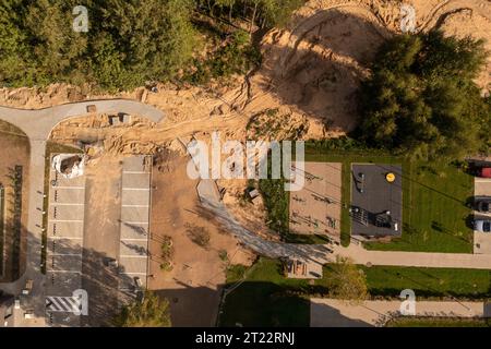 Photographie par drone de travaux d’aménagement paysager et de construction près d’une zone résidentielle pendant la journée d’été Banque D'Images