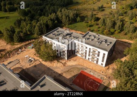 Photographie drone de nouveaux appartements à plusieurs étages dans un paysage rural pendant la journée d'été Banque D'Images