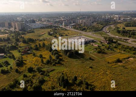 Photographie drone de l'entrepôt logistique, paysage urbain et route d'autoroute pendant la journée d'été. Banque D'Images