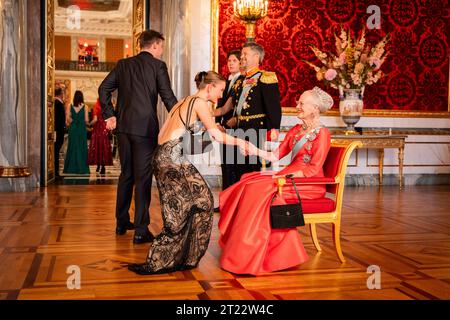 DOSSIER - Anne-Sofie Toernsoe Olesen et Alexander Lüders Rix Bach de la municipalité d'Egedal sont reçus au dîner de gala pour le 18e anniversaire du prince Chrétiens au château de Christiansborg à Copenhague, le dimanche 15 2023 octobre. Ici, ils sont accueillis par la reine danoise Margrethe, le prince héritier Frederik et le prince Christian. Anne-Sofie Toernsoe Olesen avait laissé une de ses chaussures dorées - comme une autre Cendrillon - au château. La maison royale a appelé lundi pour le propriétaire de la chaussure. 200 jeunes des 98 municipalités du pays ainsi que des îles Féroé et du Groenland ont participé au gala din de dimanche Banque D'Images