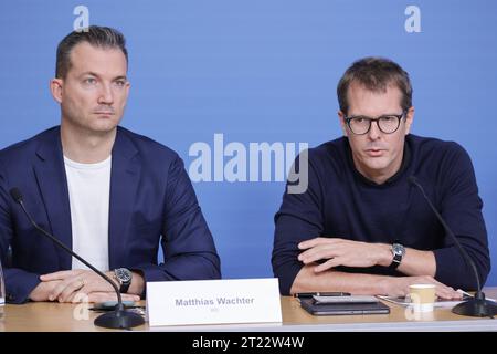 Matthias Johannes Wachter, BDI, Florian Keisinger, Airbus Defence and Space, Campaign Manager FCAS, Deutschland, Berlin, Bundespressekonferenz, Thema : Vorstellung des Impulspapiers Beitrag zu Grundlagen und Grenzen Künstlicher Intelligenz KI beim Einsatz in Verteidigungstechnologien *** Matthias Johannes Wachter, BDI, Florian Keisinger, Airbus Defence and Space, Campaign Manager FCAS, Allemagne, Berlin, Conférence de presse fédérale, sujet Présentation de la contribution de l'article Impulse aux principes fondamentaux et aux limites de l'intelligence artificielle IA dans le déploiement dans les technologies de défense Banque D'Images