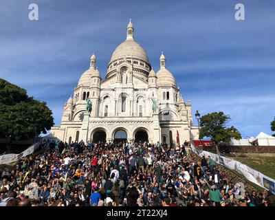 Une foule de gens sont à la Cathédrale Sacré coeur pendant le Festival du vin de Montmartre à Paris Banque D'Images