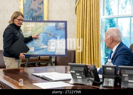 Le Président Joe Biden reçoit un briefing de l’Administrateur de la FEMA, Deanne Criswell, sur l’ouragan Idalia, mercredi 30 août 2023, dans le Bureau ovale de la Maison Blanche. Banque D'Images