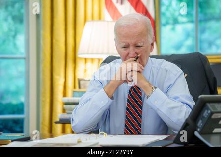 Le président Joe Biden participe à un appel téléphonique avec les dirigeants de Quint Emmanuel Macron de France, le Premier ministre Giorgia Meloni d'Italie, le chancelier OLAF Scholz d'Allemagne et le Premier ministre du Royaume-Uni Rishi Sunak, lundi 9 octobre 2023, dans la salle des traités de la Maison Blanche. Banque D'Images