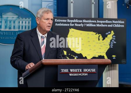 L’Attachée de presse Karine Jean-Pierre tient un point de presse, lundi 25 septembre 2023, dans la salle de briefing James S. Brady de la Maison Blanche. Banque D'Images